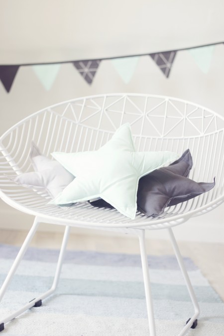 flagranke og stjernepuder til babydreng. Minimalistisk børneværelse til den kræsne mor