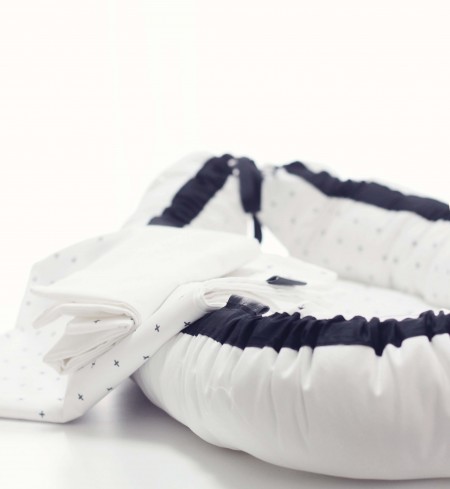babynest med plus og kryds i økologisk bomuld