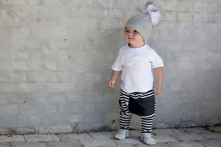 lys grå hue med hvid aftagelig kvast. tøj fra thetinytots