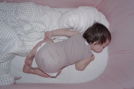 plus sengetøj i hvid med plusser. Baby sengetøj i økologisk bomuldssatin